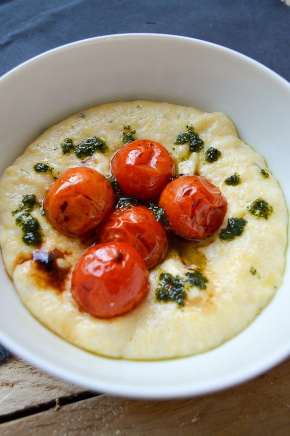 Polenta con pesto y tomates cherry