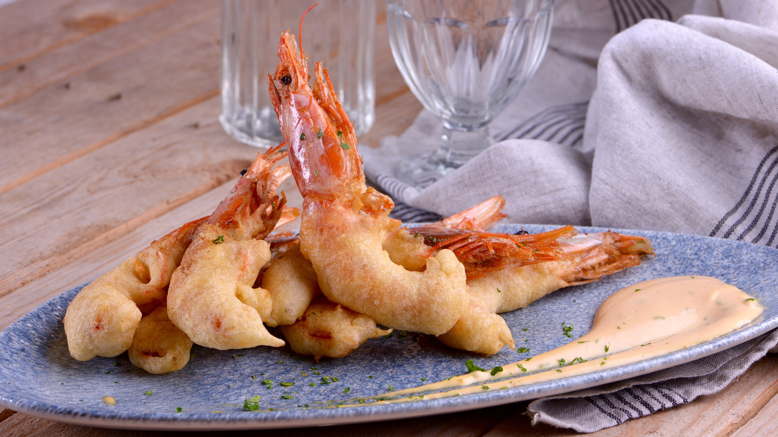 Gambas en gabardina con salsa de queso azul