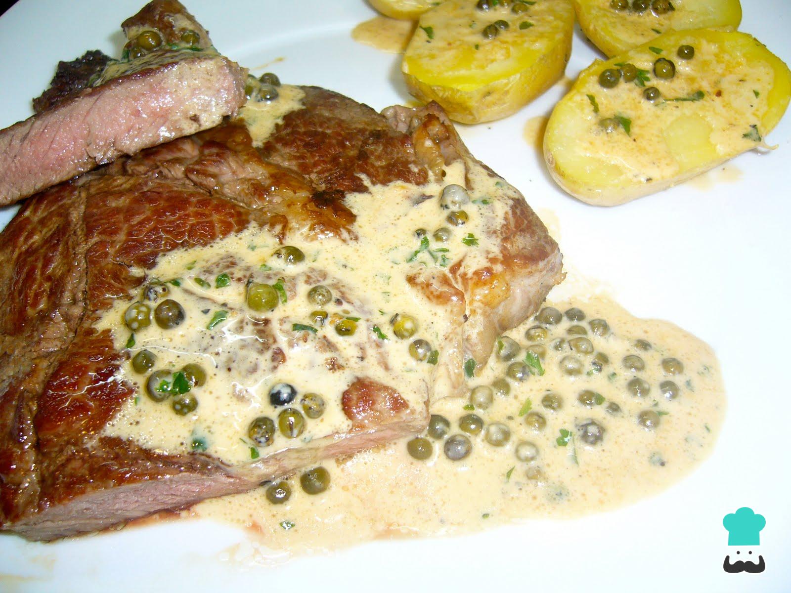 Chuletón de buey a la parrilla con salsa de pimienta verde