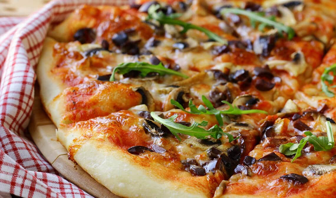 Pizza de champiñones y aceitunas
