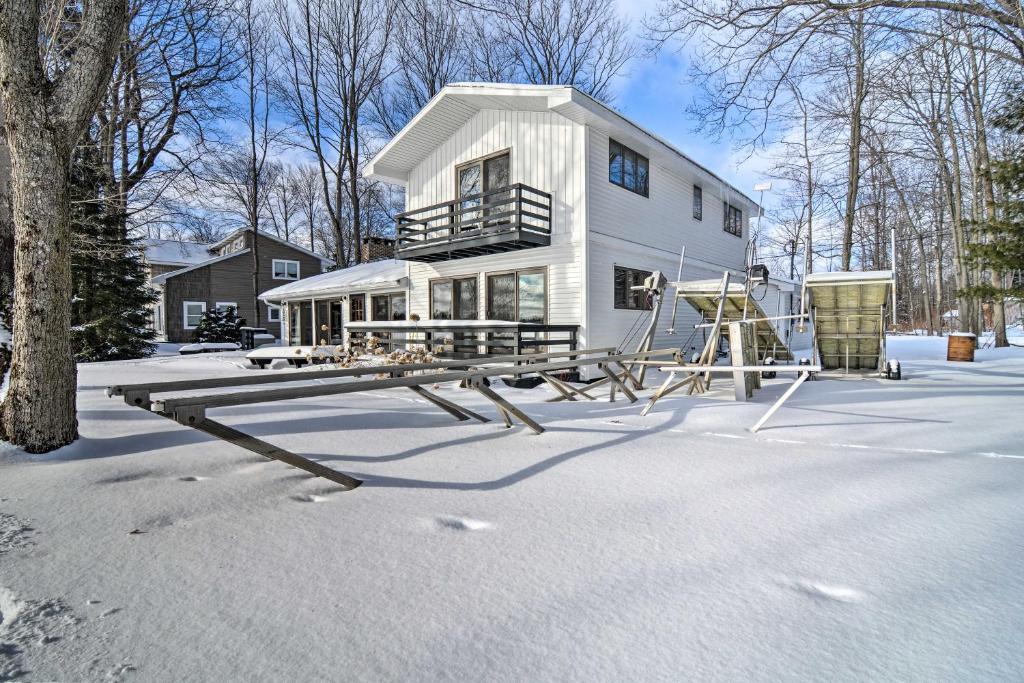 Charming Lake Cottage