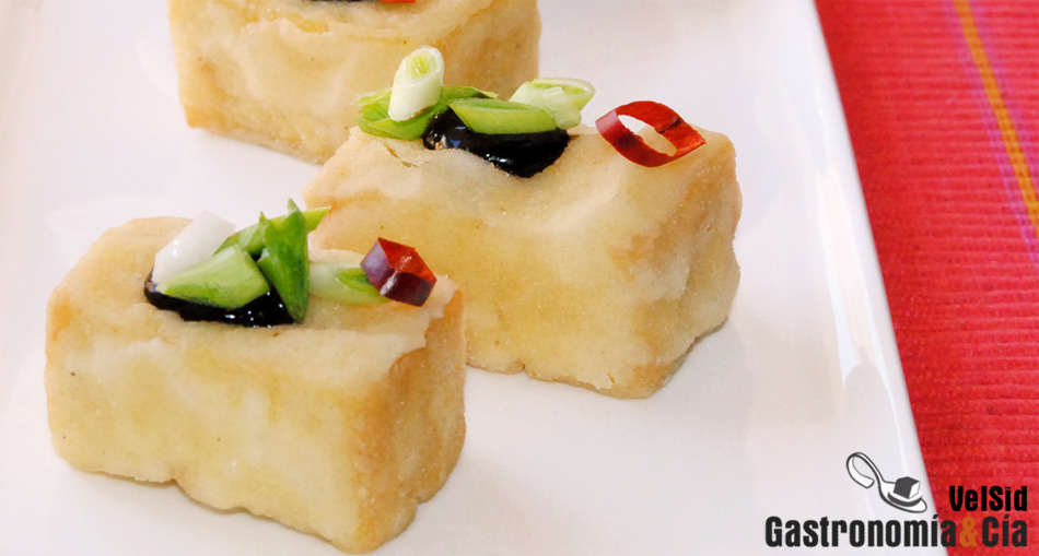 Tofu frito con salsa de sésamo