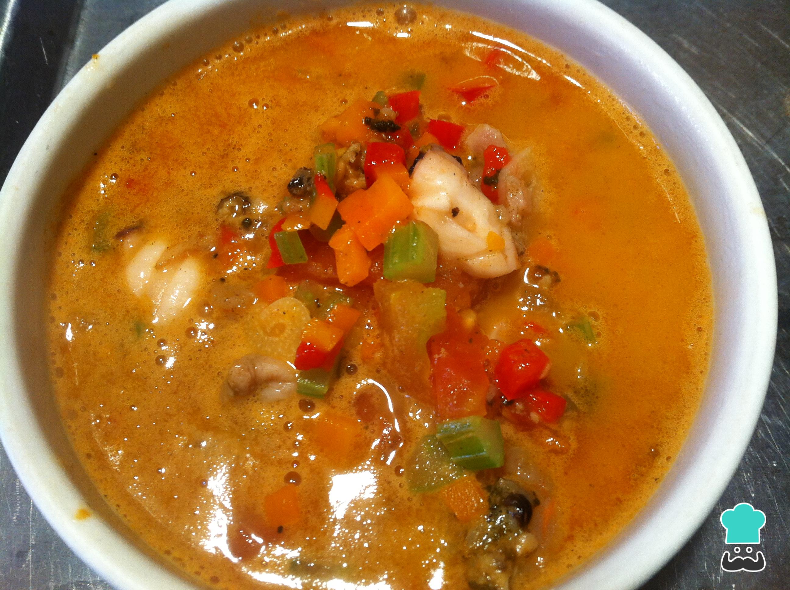 Sopa de mariscos con verduras