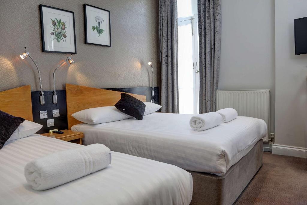 Barkingham Palace Hotel