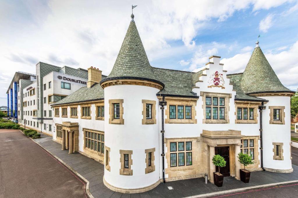 8. DoubleTree by Hilton Hotel London Heathrow Airport