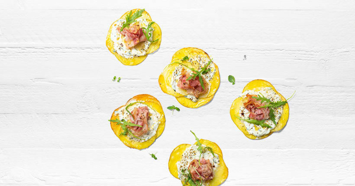Pizza de patatas y bacon con rúcula
