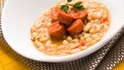 Pochas con chorizo y queso
