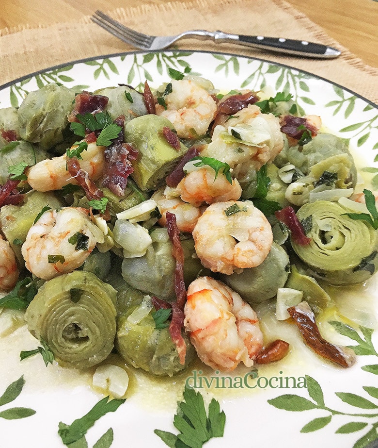 Alcachofas con jamón y gambas