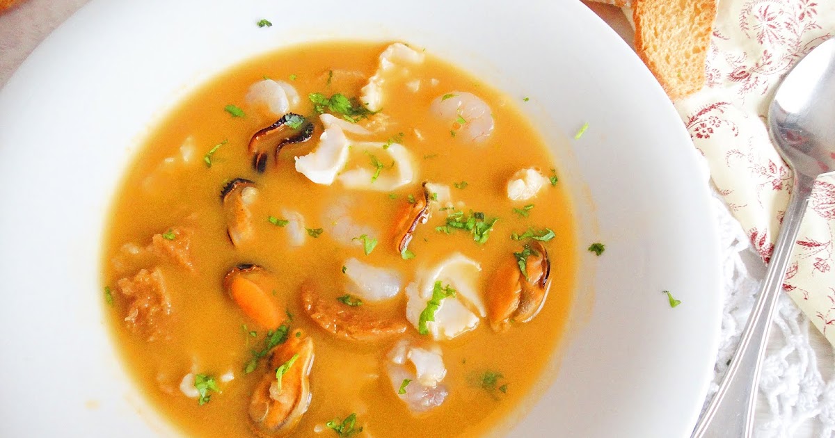 Sopa de pescado con pan tostado