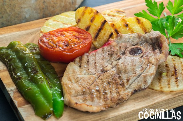 Chuletas de cordero a la brasa con verduras a la parrilla