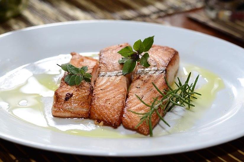 Patatas al horno con romero y salmón