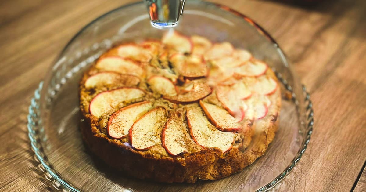Coca de manzana con nueces por Recetas de Abuela