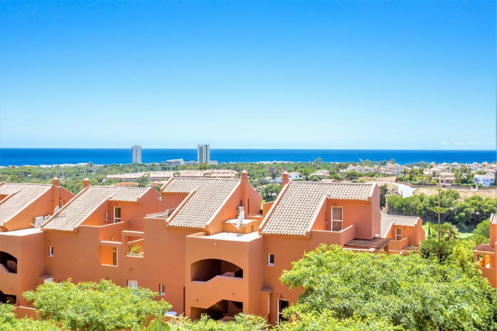 Spacious Apartment with Sea Views