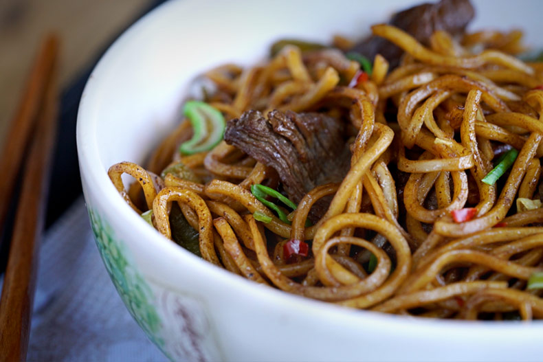 Tallarines salteados con salsa de soja y huevo