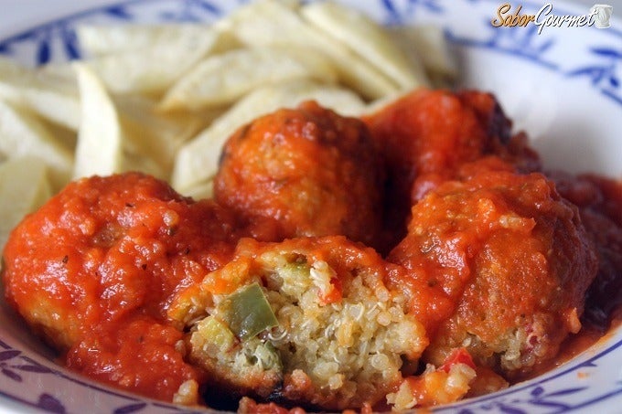 Albóndigas de quinoa en salsa de tomate y pimiento