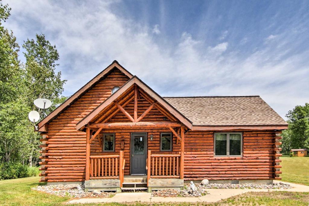 9. Rustic Cabin with Scenic Balcony
