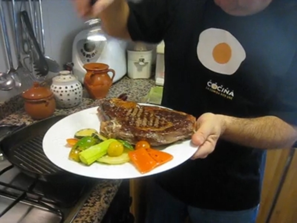 Receta de Chuletón de buey a la parrilla con verduras a la parrilla - Canal de Cocina