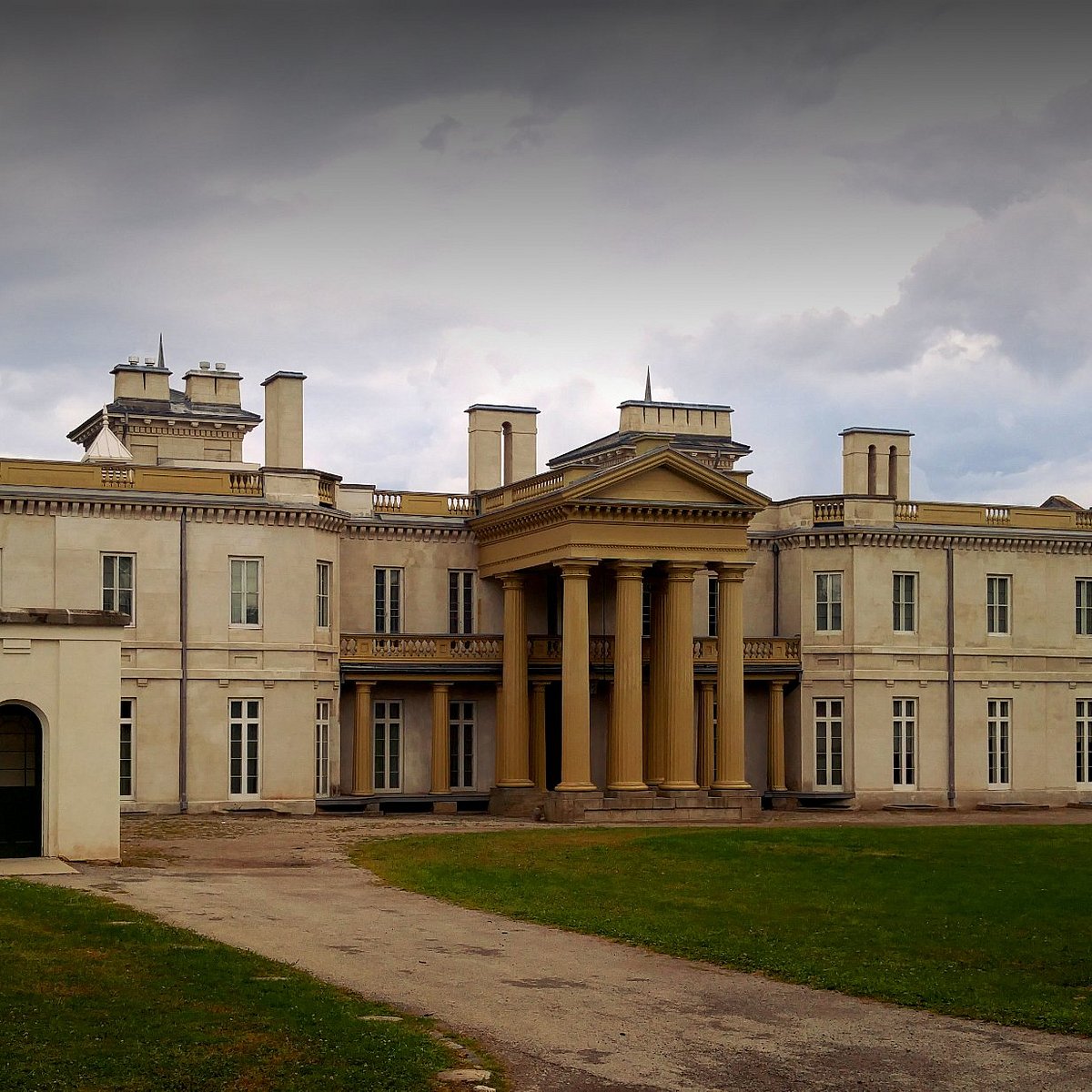Experience the Dundurn Castle