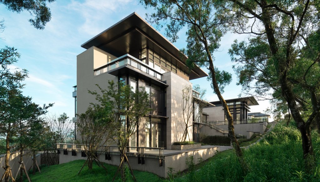 Contemporary Villa with Mountain Views