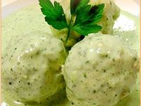 Albóndigas de pollo y espinacas en salsa de queso