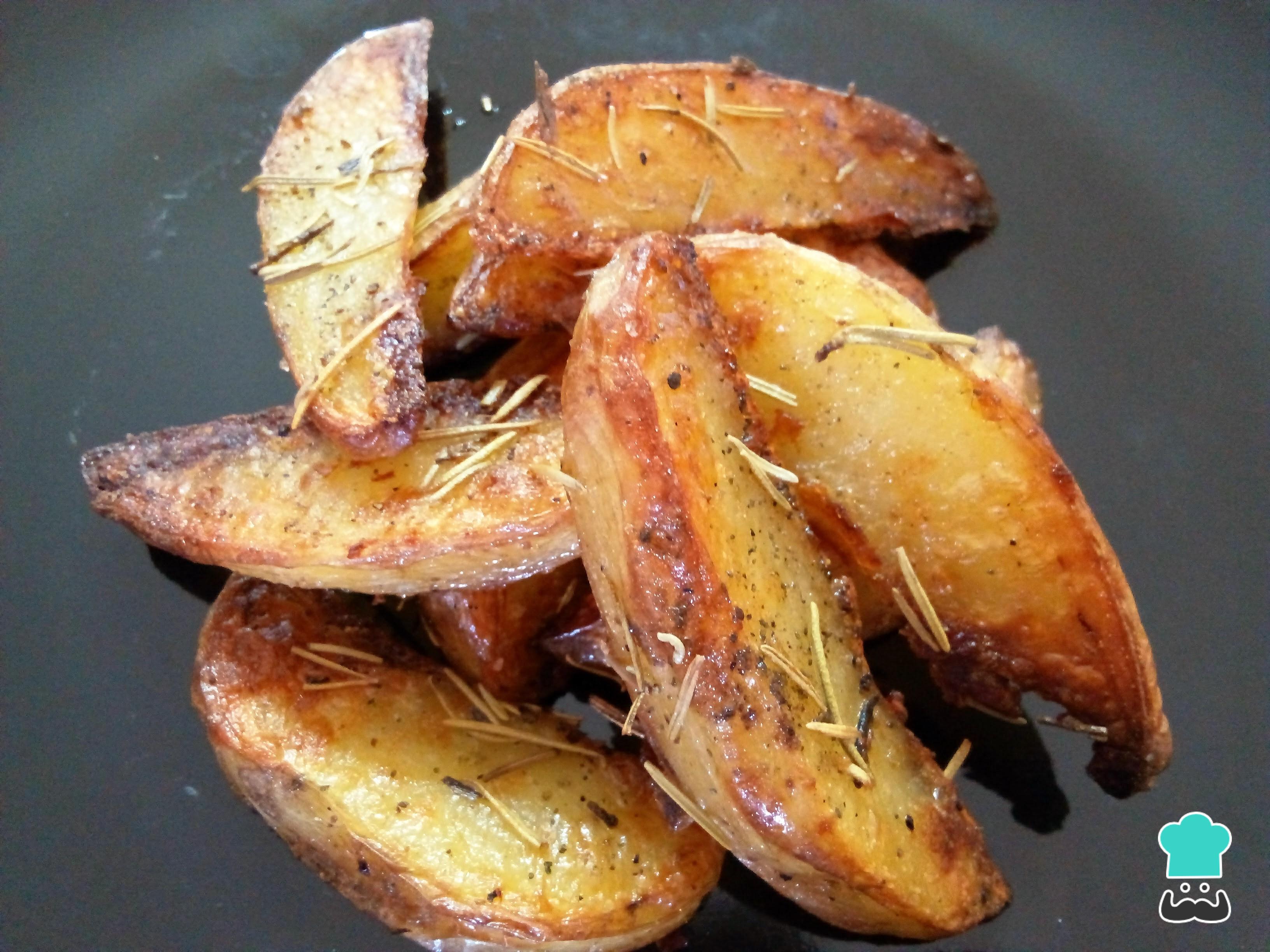 Patatas al horno con romero y pimentón