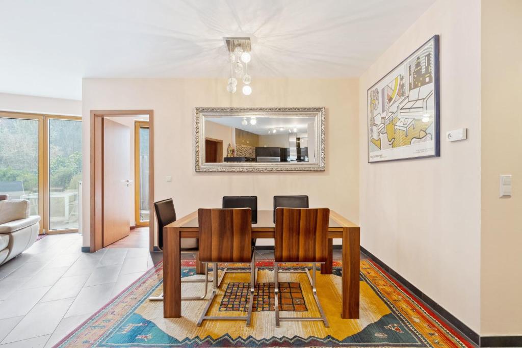 Spacious Apartment with Mountain Views