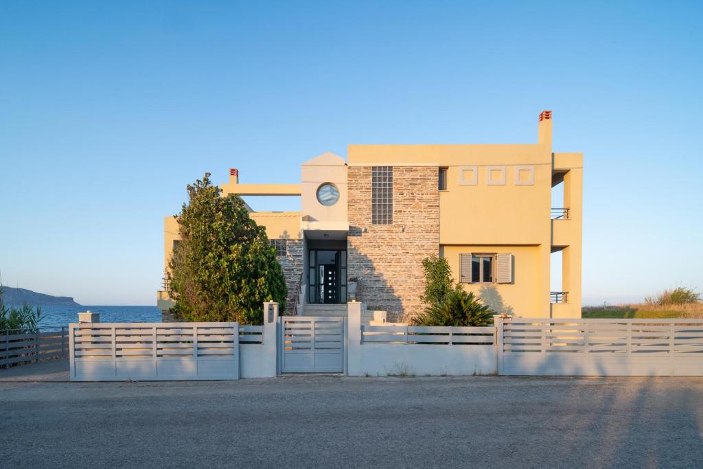 Spacious Beachfront Villa