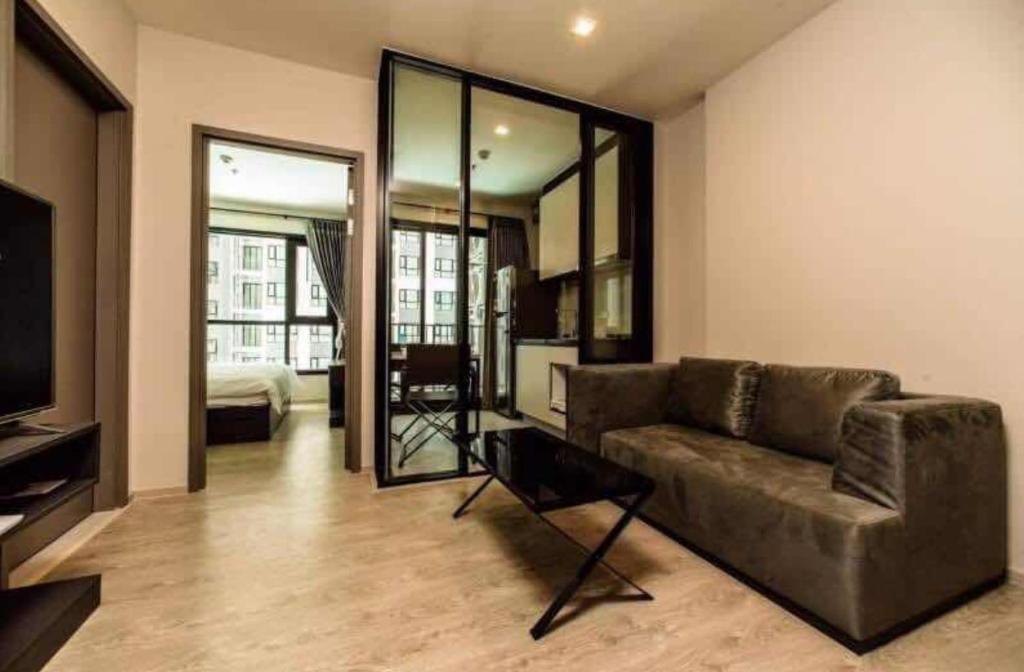 Apartment with Rooftop Pool and Gym