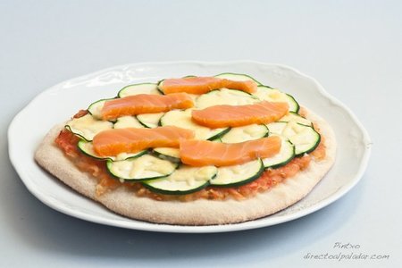 Pizza de calabacín y salmón ahumado con pimiento rojo