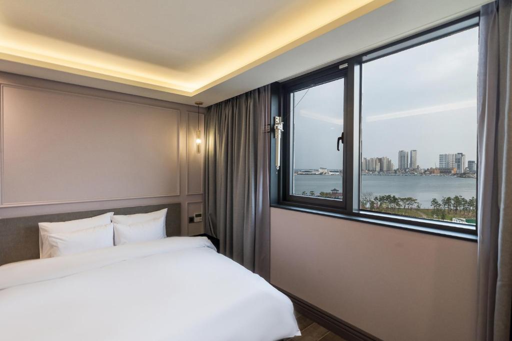 Business Hotel with Bathtub
