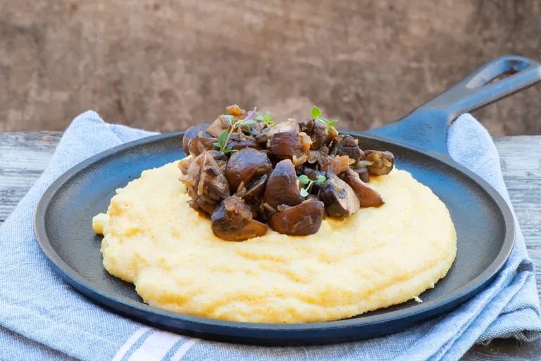 Polenta con ragú de hongos