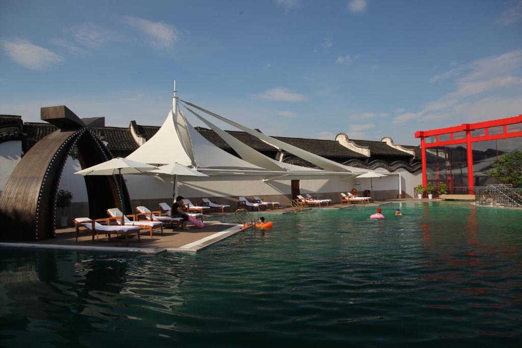 8. Waterside All-Inclusive Retreat