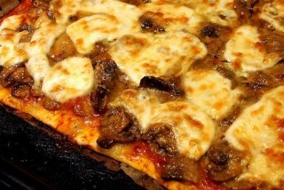 Pizza de champiñones y cebolla