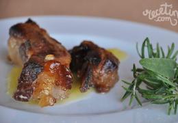 Cochinillo asado con salsa de ciruelas y vino blanco