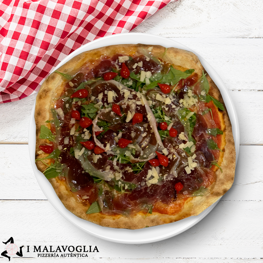 Pizza de bresaola y rúcula con pimientos