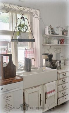 Farmhouse Elegance: Country Kitchen with Herb Garden