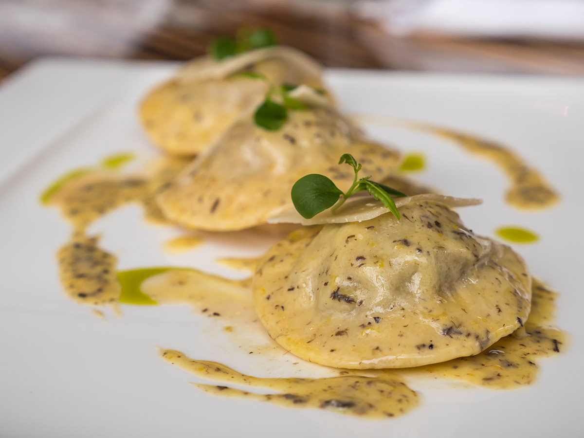 Ravioli de hongos con salsa de crema y trufa