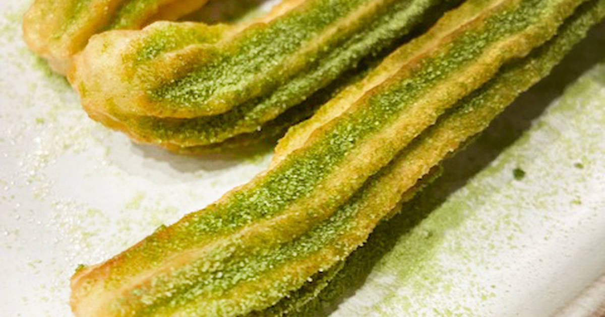 Churros de matcha con salsa de té verde