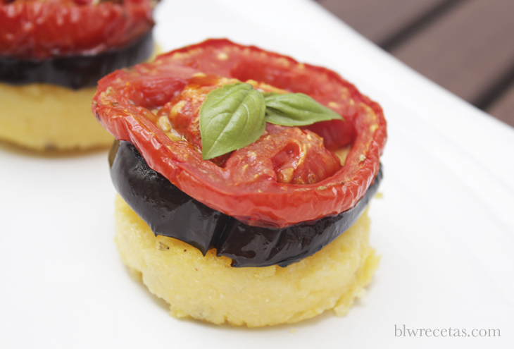 Polenta con salsa de tomate y berenjenas asadas
