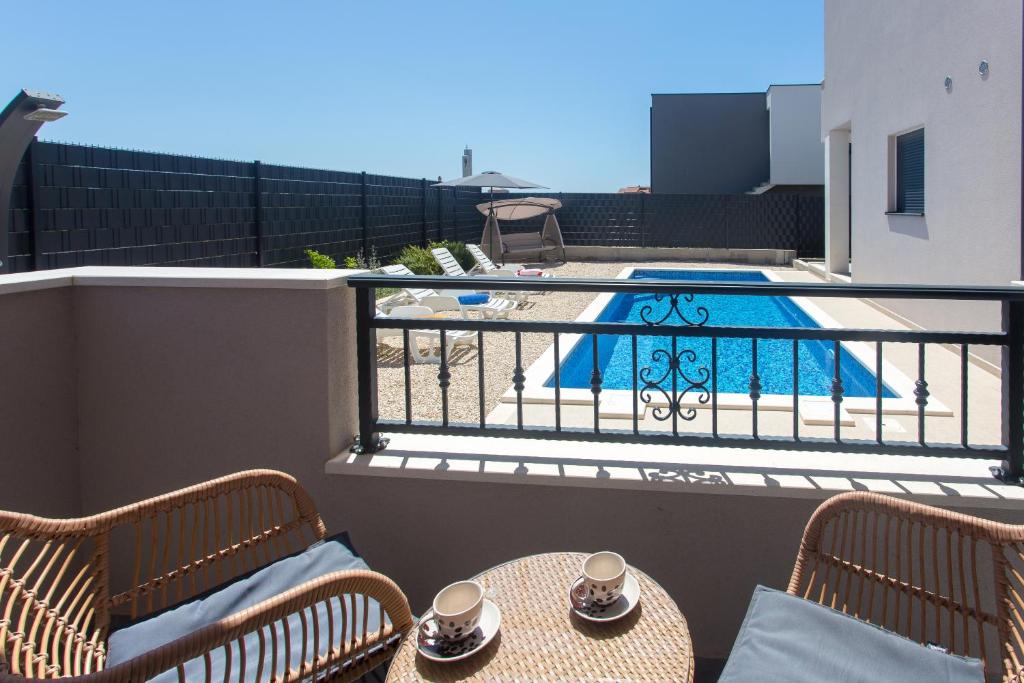 Modern Apartment with Pool Access