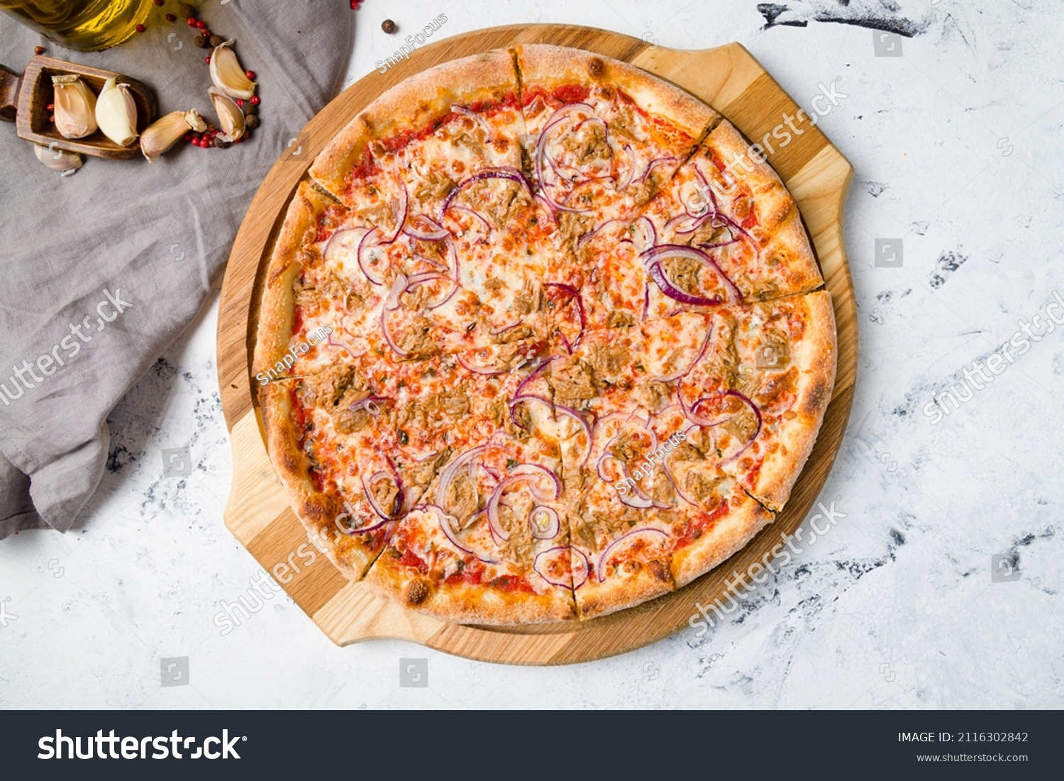 Pizza de atún y cebolla roja con queso feta