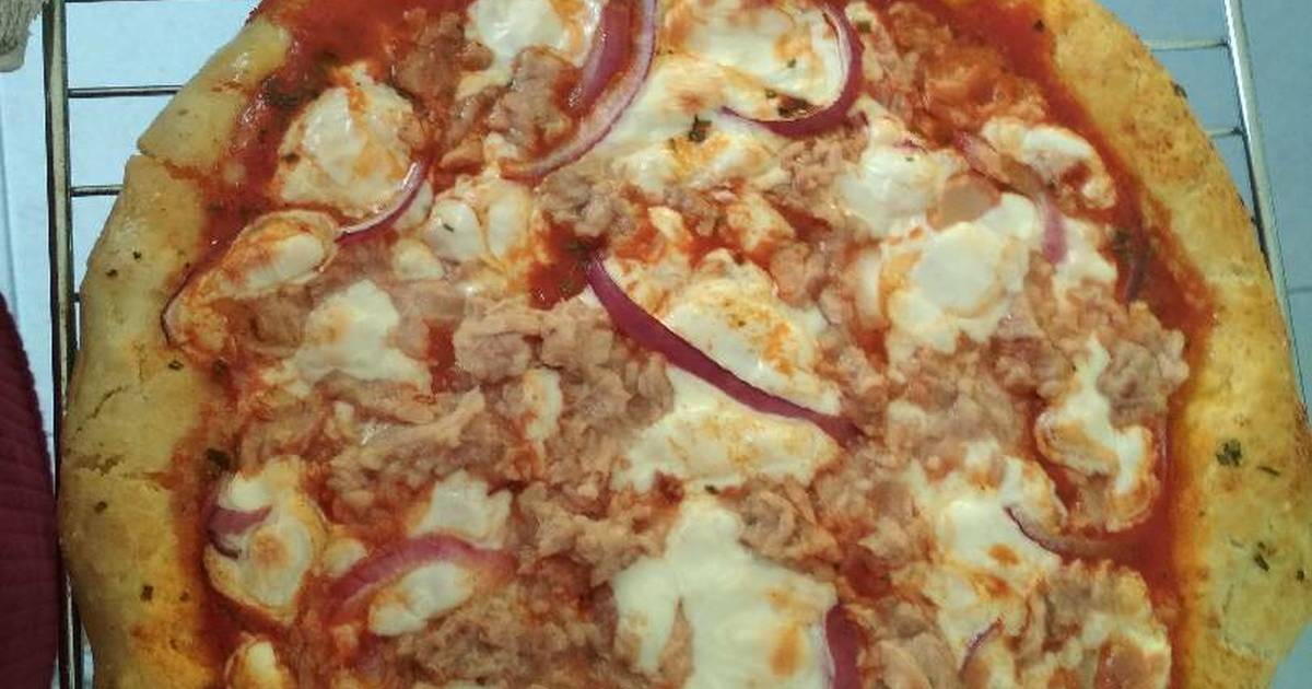 Pizza de atún y cebolla roja con masa de harina de maíz