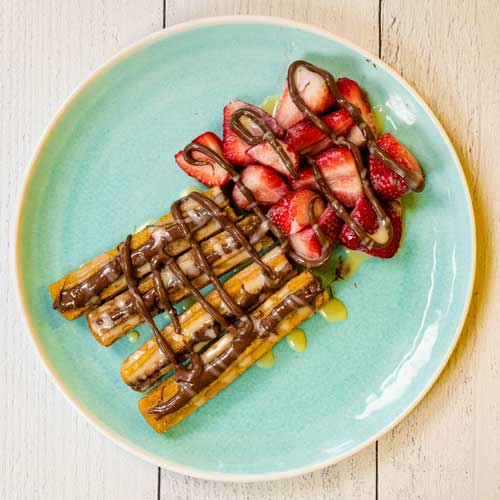Churros de plátano con salsa de chocolate y nueces