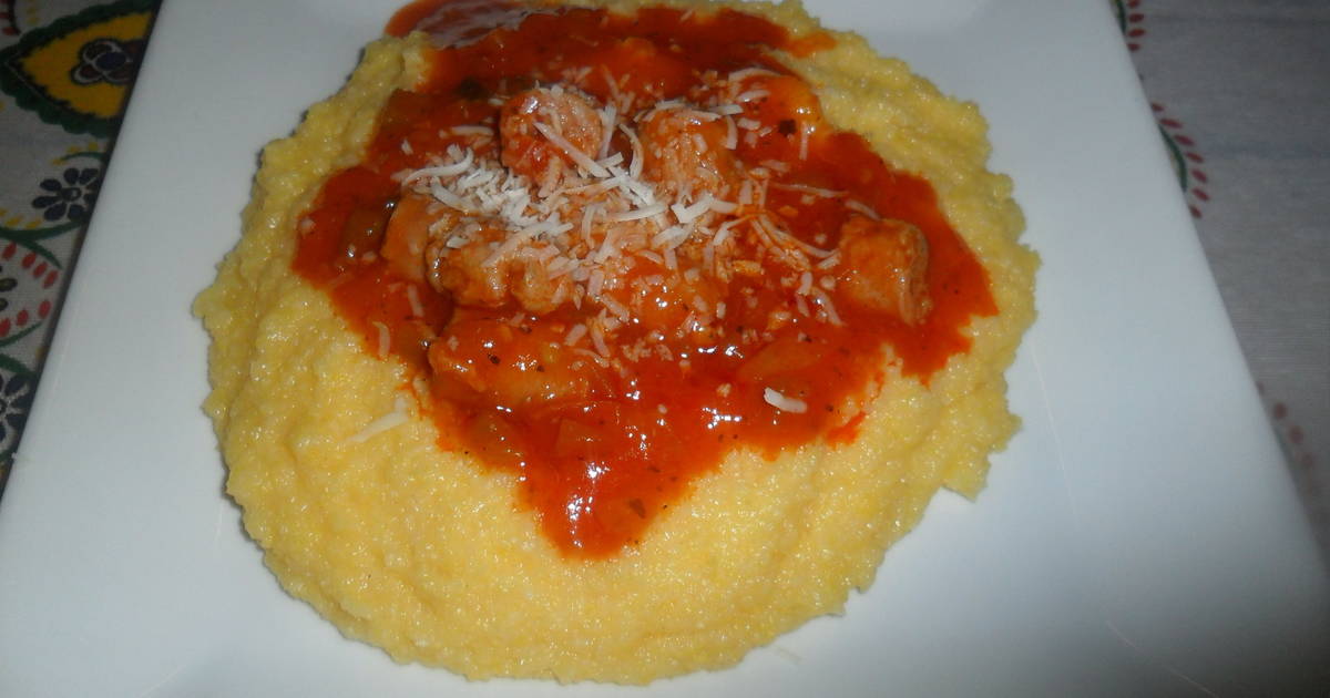 Polenta con salsa de tomate y salchicha italiana