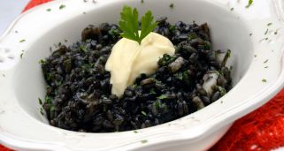 Arroz negro con chipirones y alioli de perejil