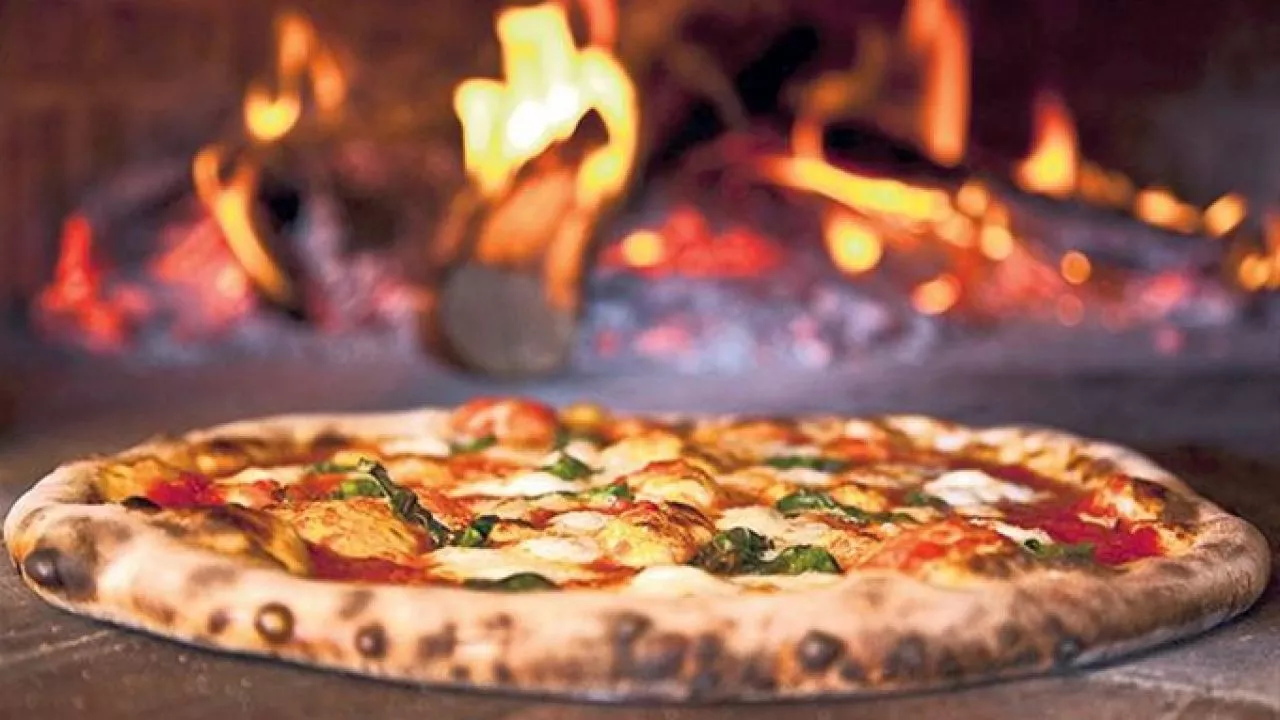 Pizza Napolitana con salchicha