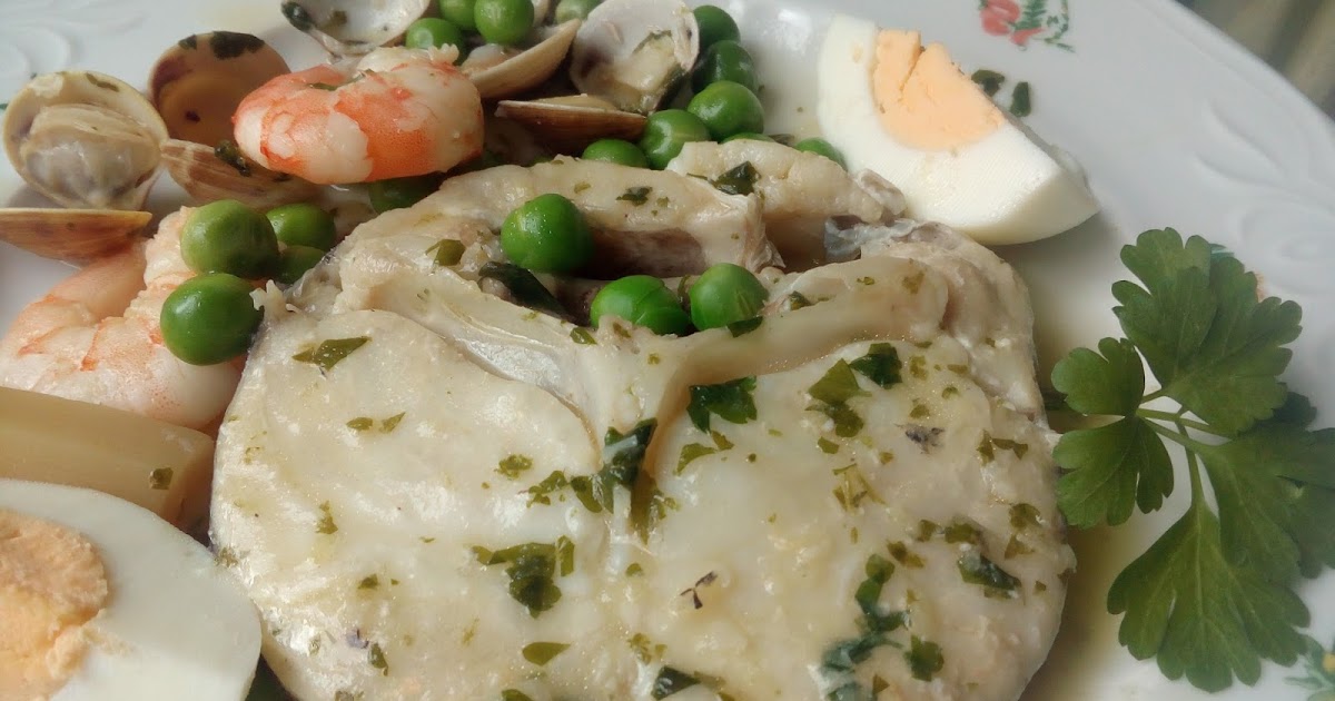 Merluza a la koskera con salsa de langostinos