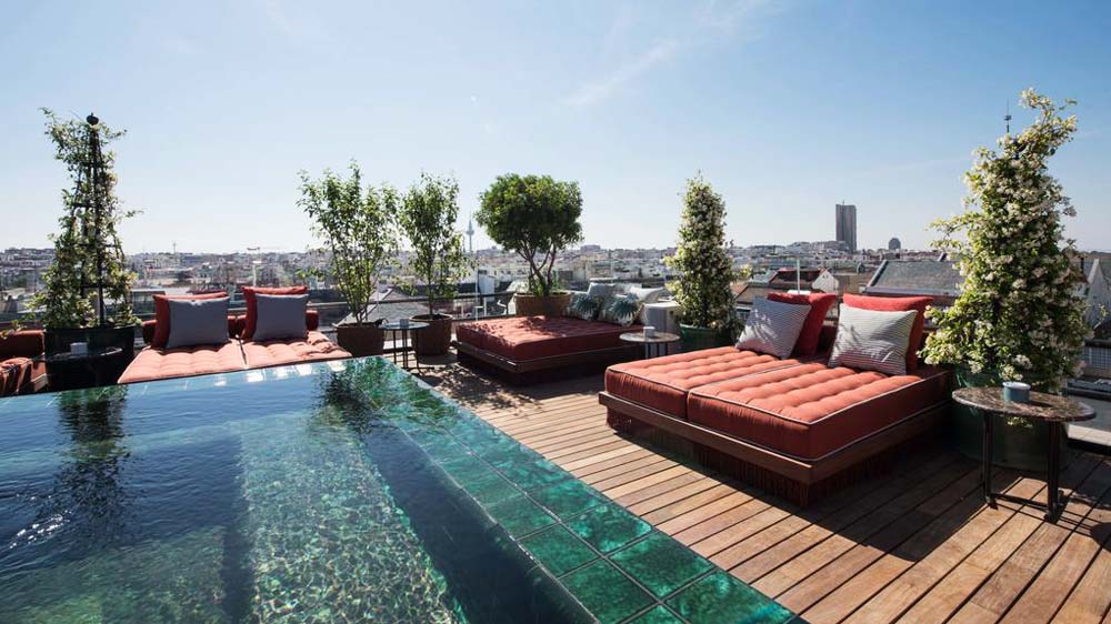 Modern Apartment with Rooftop Pool