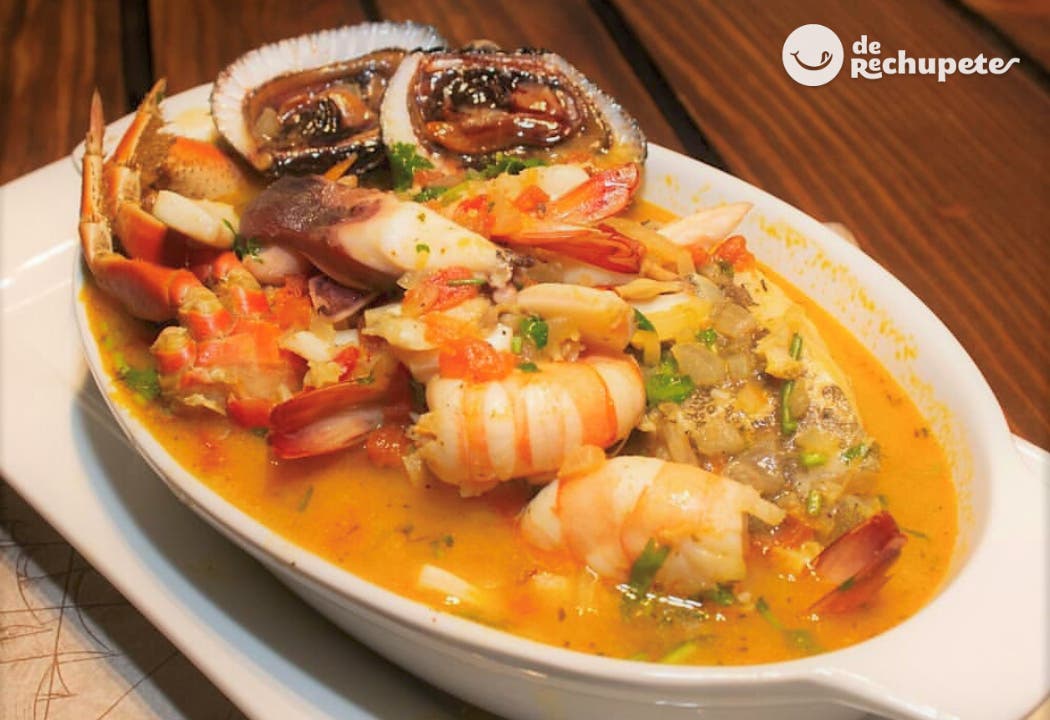 Sopa de mariscos estilo peruano