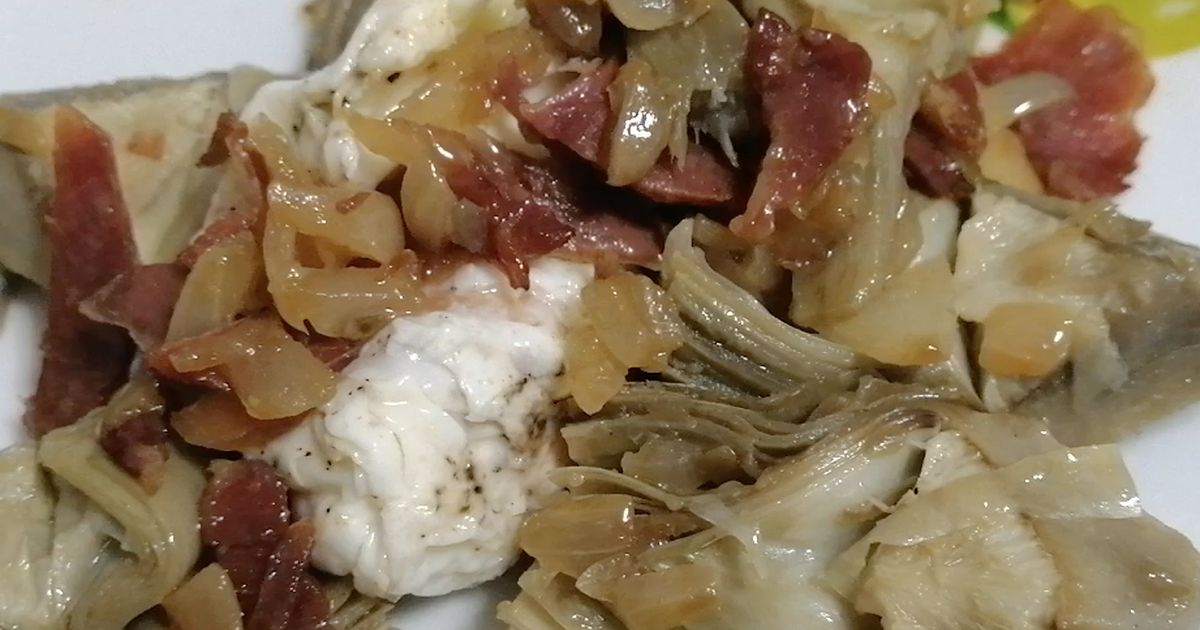 Alcachofas con jamón y huevo poché